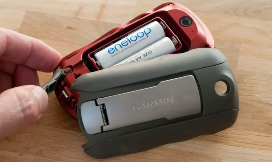 Batterien und USB-Anschluß am Garmin Oregon