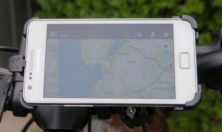 Smartphone quer am Fahrradlenker