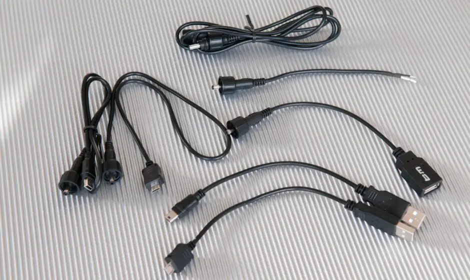 Einige der mitgelieferten Kabel