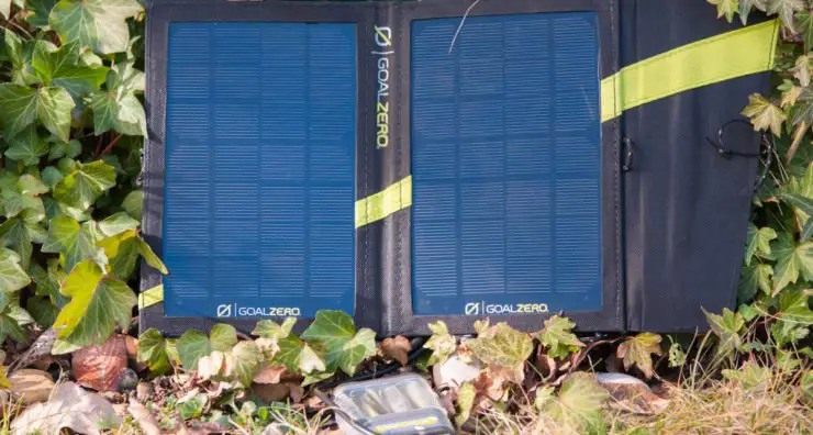 Solarpanel lädt Akkupack