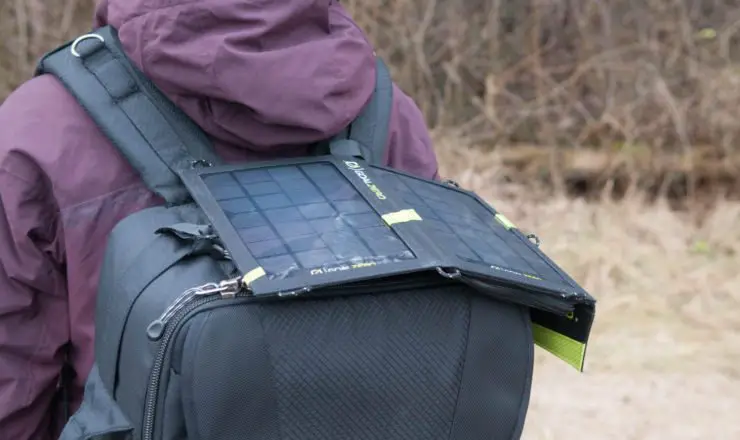 Solarmodul auf dem Fotorucksack