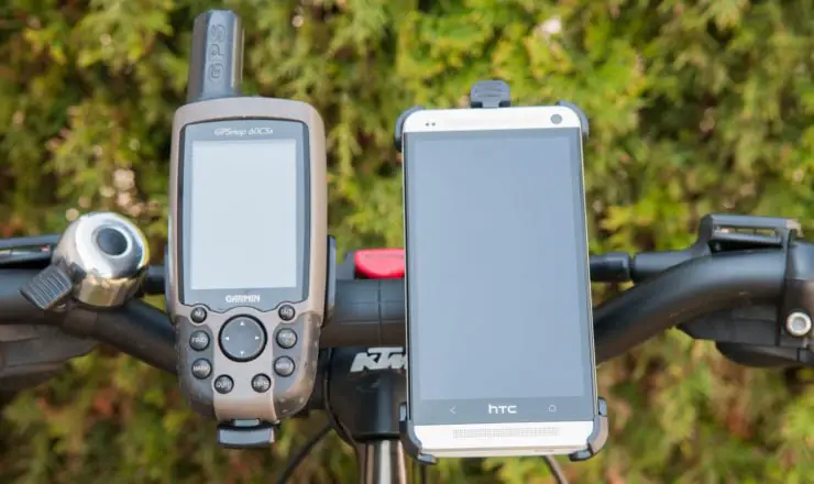 Navigation und Smartphone auf dem Multi Clip
