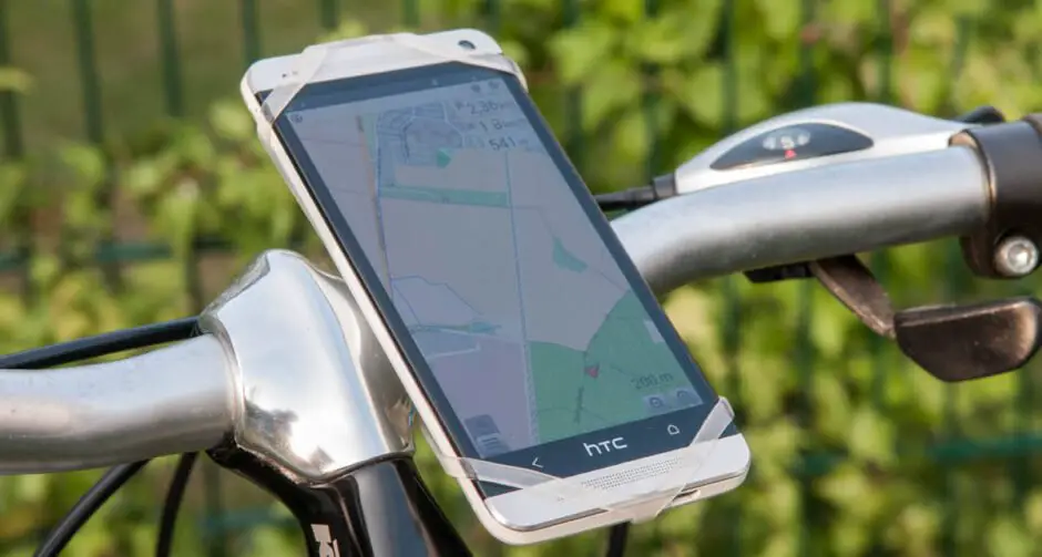 Finn universal Handy Halterung für das Fahrrad inklusive Bike City Guide App Schwarz 