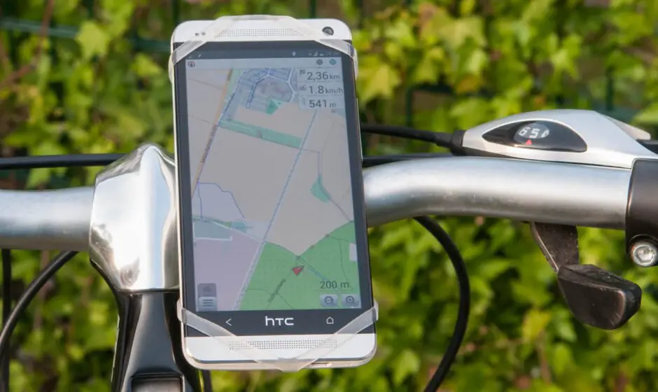 HTC One Smartphone mit Finn Fahrradhalterung am Lenker befestigt