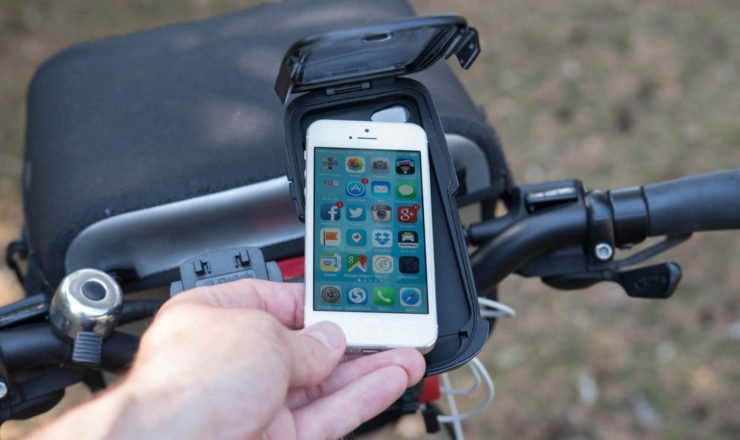 iPhone in die Hülle legen