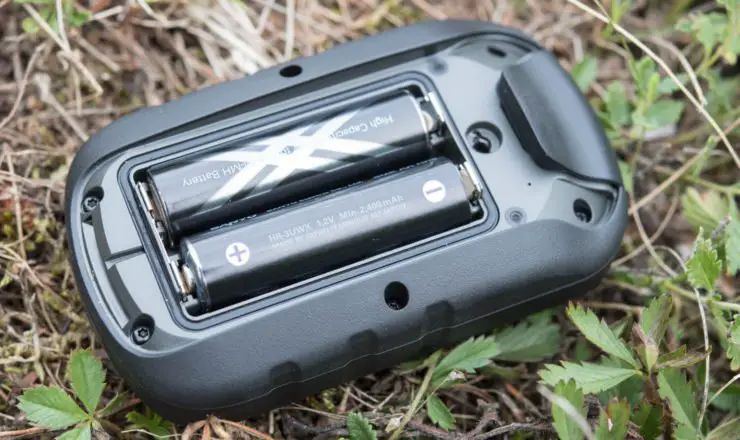 Zwei Standard Akkus sorgen beim eTrex Touch für Power