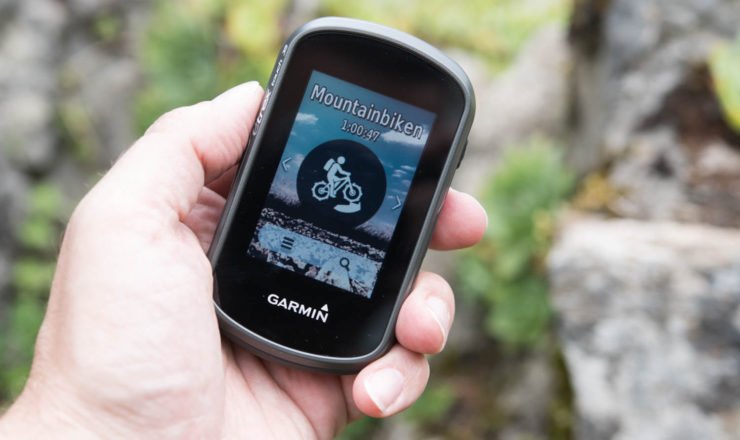 eTrex Touch liegt kompakt in der Hand