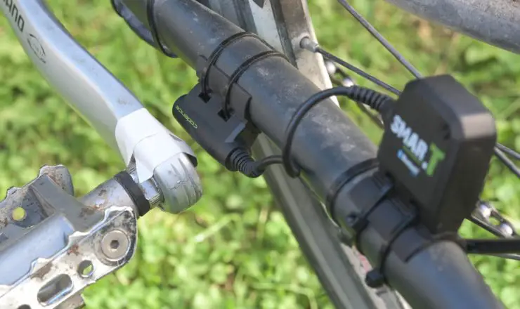 Trittfrequenz-Magnet am Pedal mit Isolierband befestigt