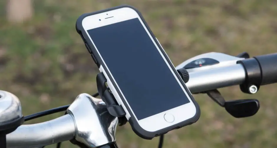 iPhone 6 mit Schutzhülle am Fahrradlenker