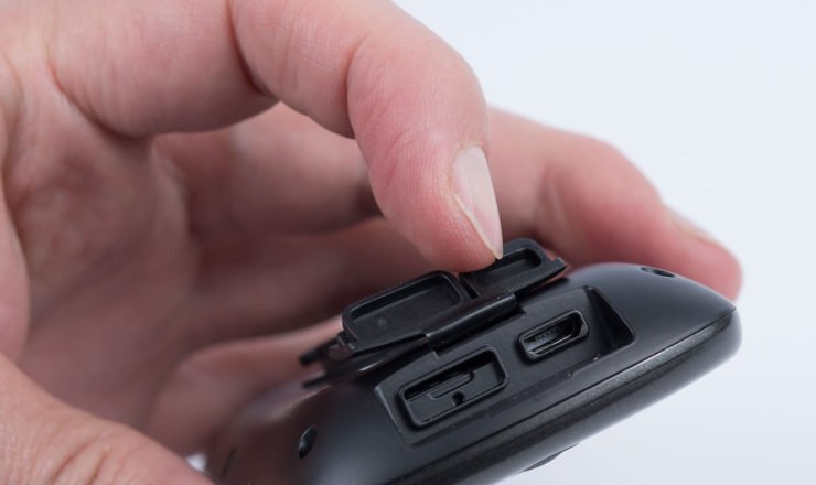 Schnittstellen und Reset-Knopf wassergeschützt hinter einer Gummiabdeckung