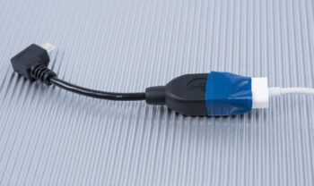 USB-OTG Adapter mit Lightning Kabel sicher verbunden