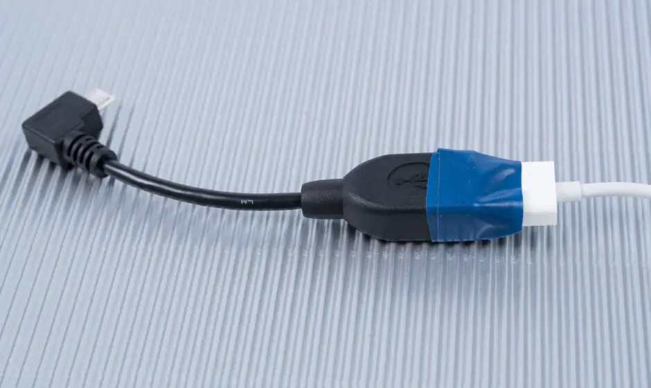 USB-OTG Adapter mit Lightning Kabel - gesichtert mit Klebeband