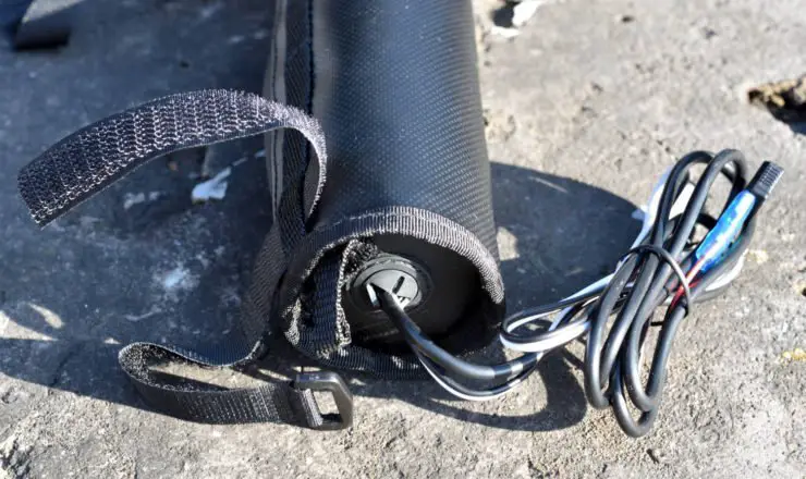 Kabelsatz und Durchführung in die Tasche