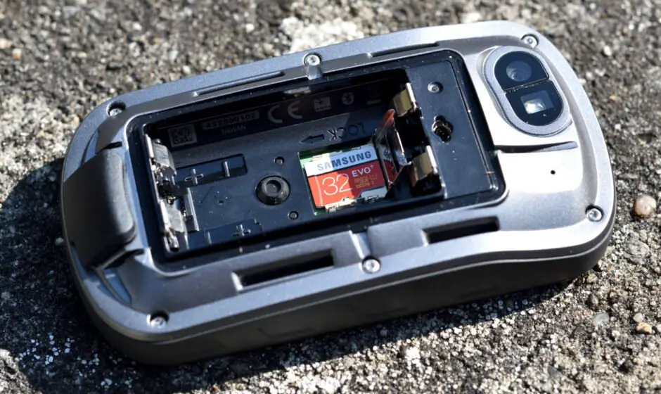 microSD Speicherkarte unter den Batterien beim Garmin Oregon