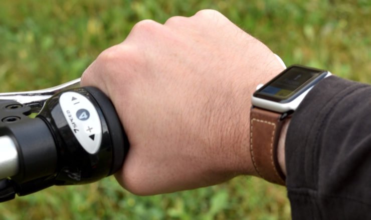 Blick auf die Apple Watch während der Fahrt
