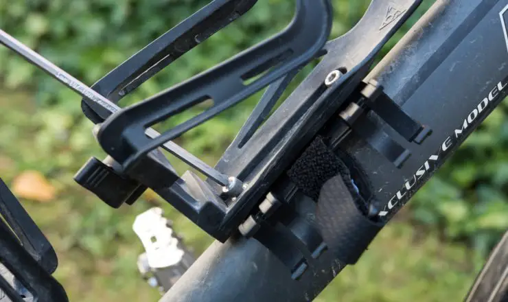Befestigung mit dem Flaschenhalter am Fahrrad
