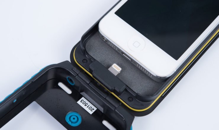 iPhone in Weatherproof Raincase einlegen