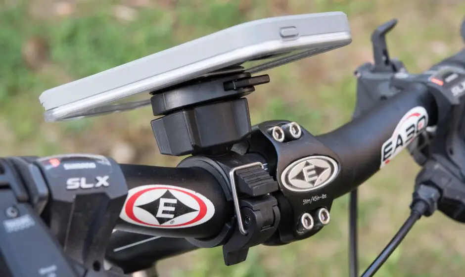 Smartphone auf Lifeproof Bike+Bar Mount Magnethalter