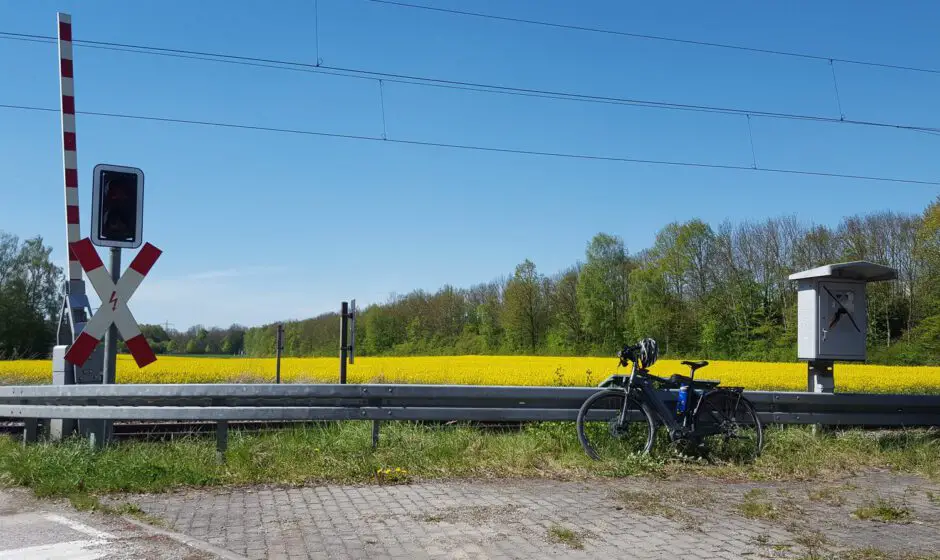 Fahrrad am Bahnübergang