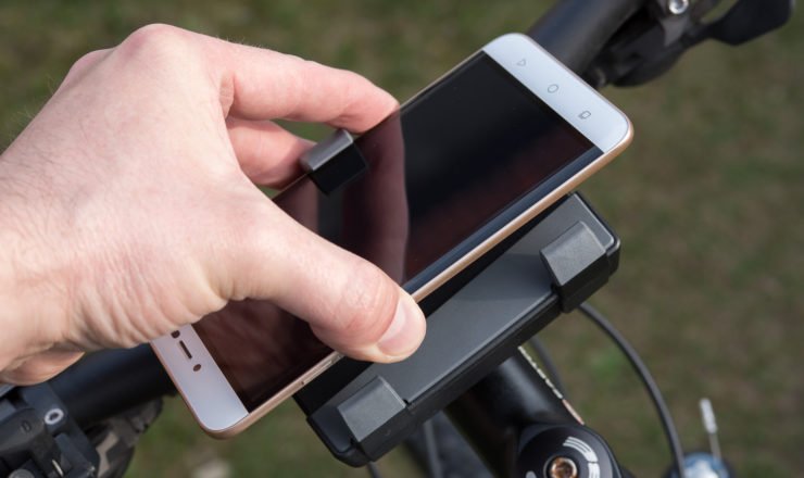 Einhändiges einlegen des Smartphones