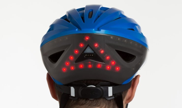 Lumos Helm von hinten mit Bedien-Taste und Ladeanschluss