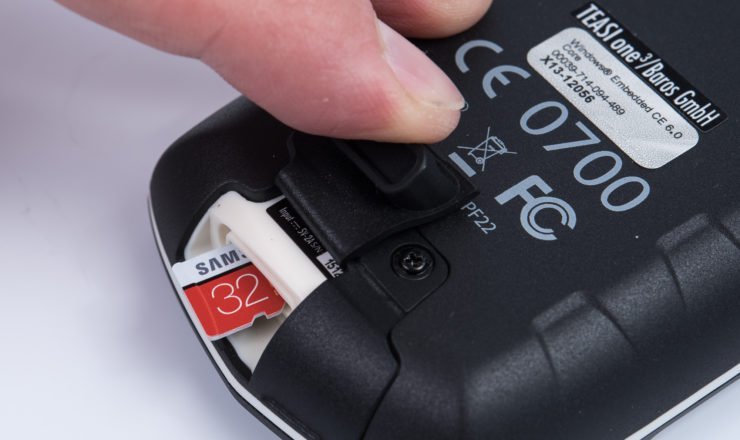 microSD Speicherkarte für ROM Update einlegen