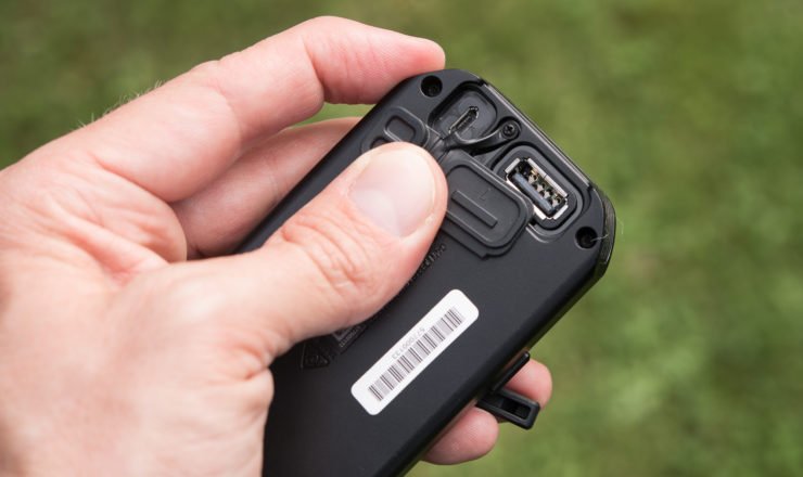 Zwei USB-Anschlüsse am Garmin Akkupack