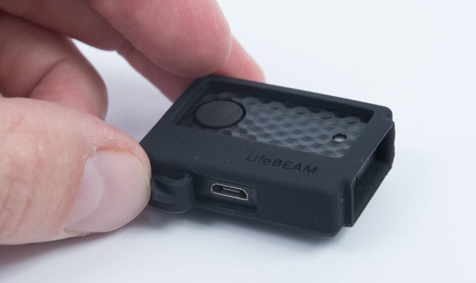 Bedientaste und USB-Ladeanschluss der LifeBEAM Sendeelektronik