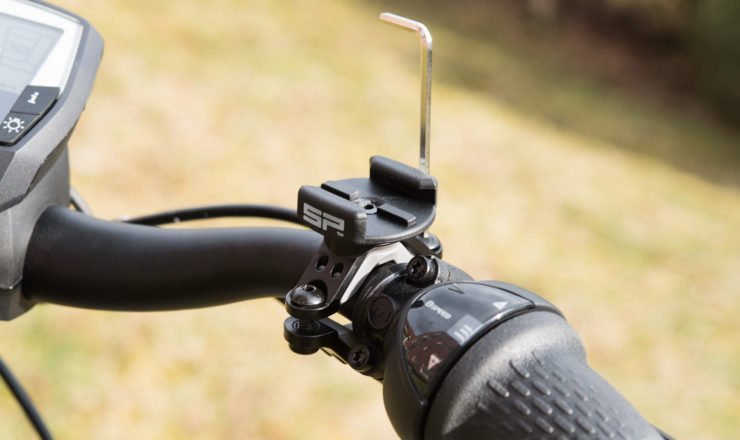 SP-Connect Alu Bike Mount am Lenker festschrauben