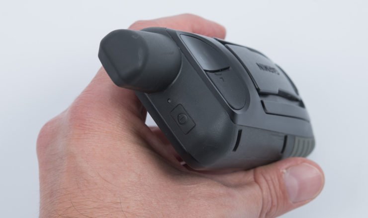 Die Garmin GPSmap 66st Power Taste neben Antenne und LED