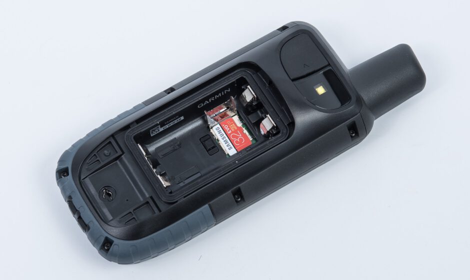 microSD Speicherkarte unter den Batterien