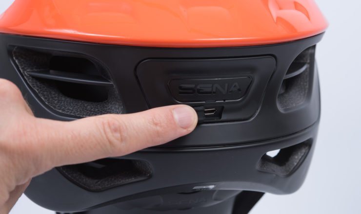 Die USB-Buchse hinten am Sena R1 Helm