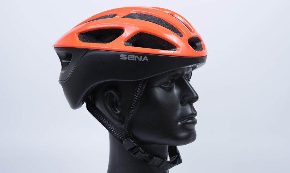Der smarte Sena R1 Helm mit Funk Gegensprechanlage