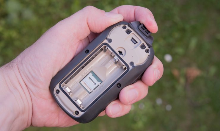 microSD Slot, Batteriefach und mini USB-Buchse