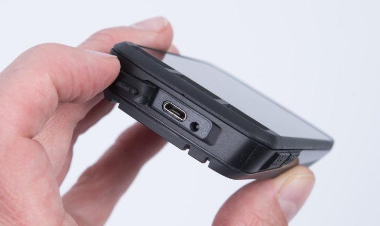 microUSB Buchse hinter Gummiabdeckung zum Laden