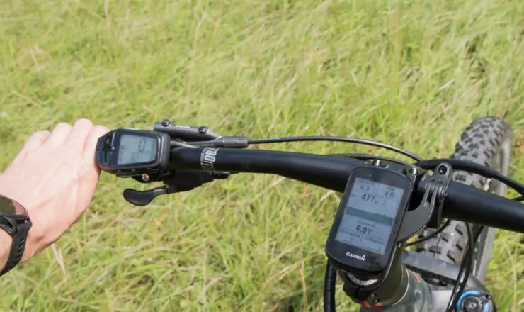 Das Display des Garmin Edge 830 am eMTB