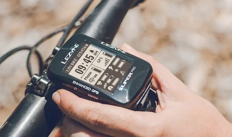 Der Lezyne Super Pro GPS am Lenker