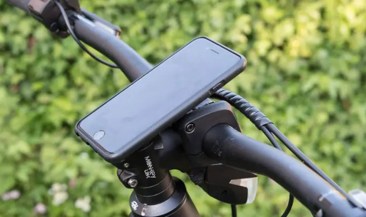 Die SKS Compit Halterung mit iPhone am Lenker