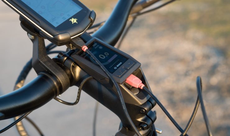 Teasi wird per miniUSB Kabel mit Strom vom Bosch Display versorgt