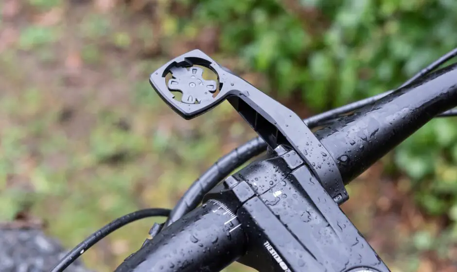 Die Fahrradhalterung wird sicher am Lenker verschraubt