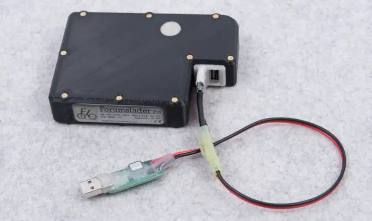 Das USB Ladekabel sorgt für volle Akkus am Start