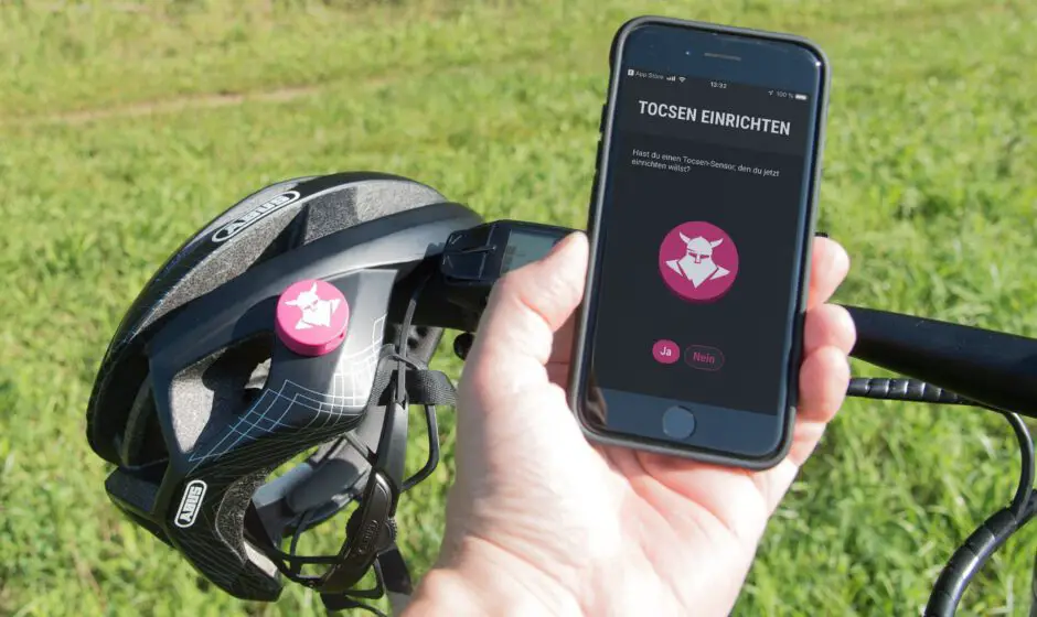 Tocsen Crash Sensor am Helm und App auf dem Smartphone