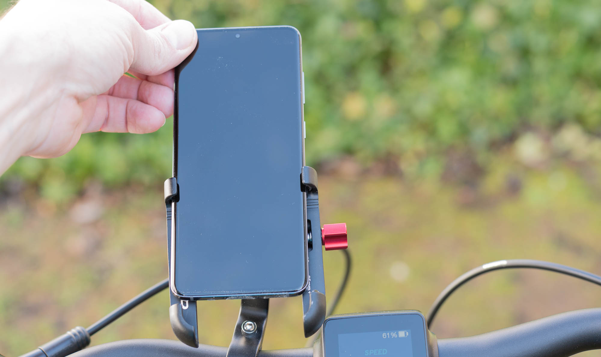 iMoshion Handyhalterung für das Fahrrad für das iPhone 14 Pro - Verstellbar  - Universell - Aluminium - Schwarz