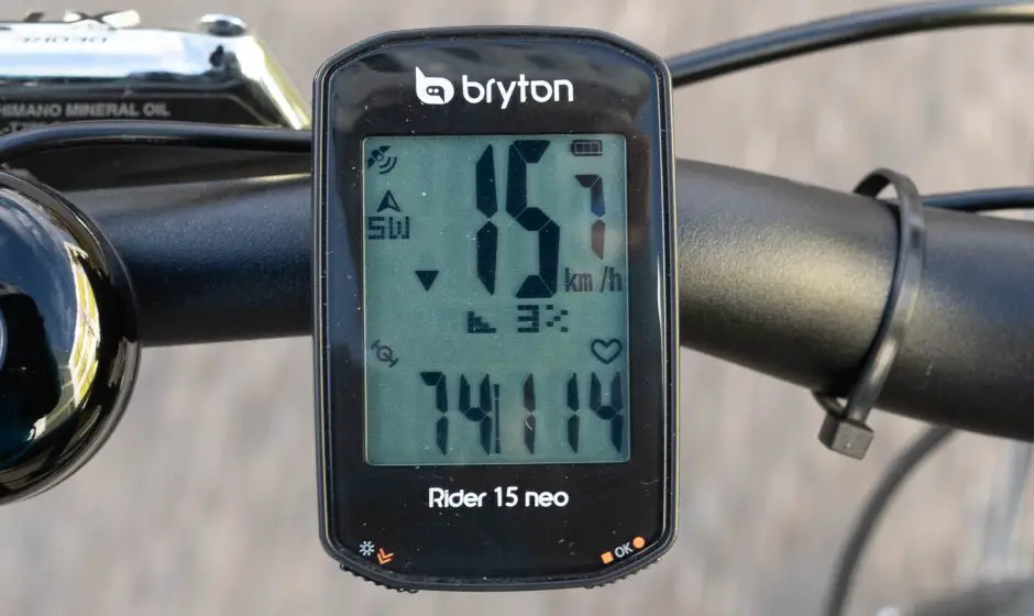 Der Bryton Rider 15 neo während der Fahrt mit zwei gekoppelten Sensoren