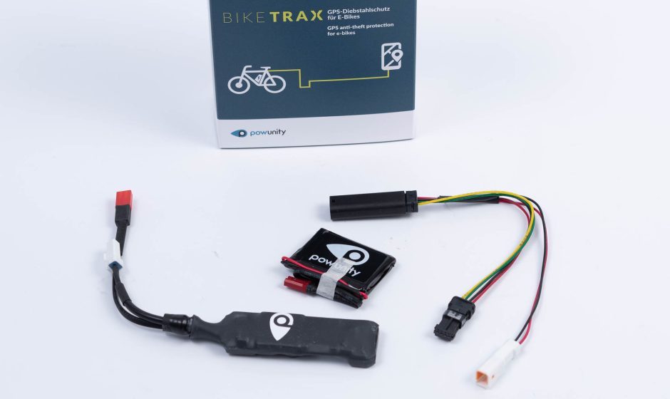 BikeTrax Lieferumfang mit Tracker, Akku und motorspezifischem Kabel