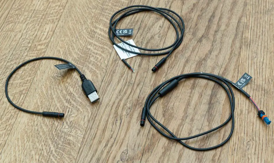 Die drei Kabelvarianten von Garmin für den Power-Mount