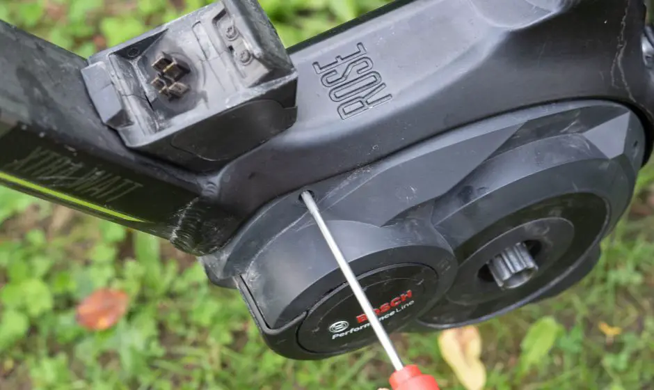 Bosch Motor-Abdeckung entfernen