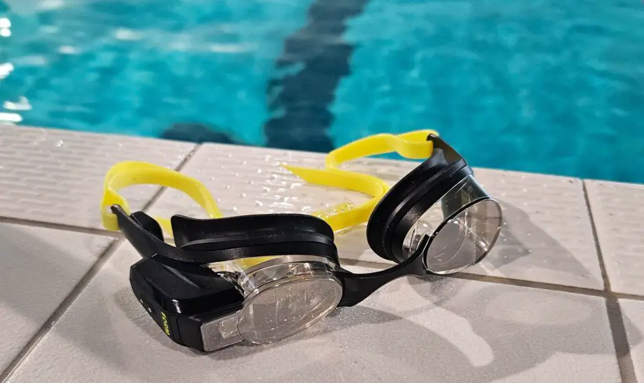 FORM Smart Swim 2 bereit zum Schwimm-Training