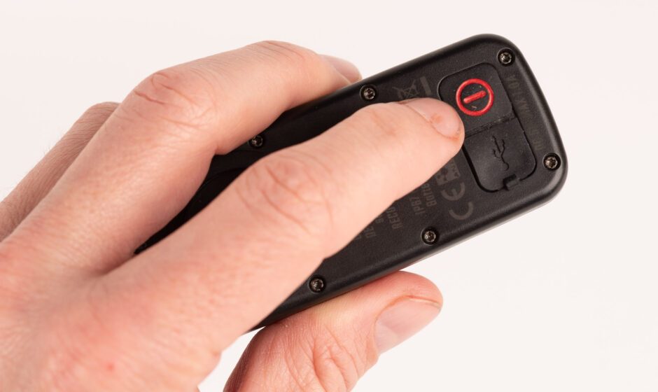 Der Power-Button neben dem Ladeanschluss