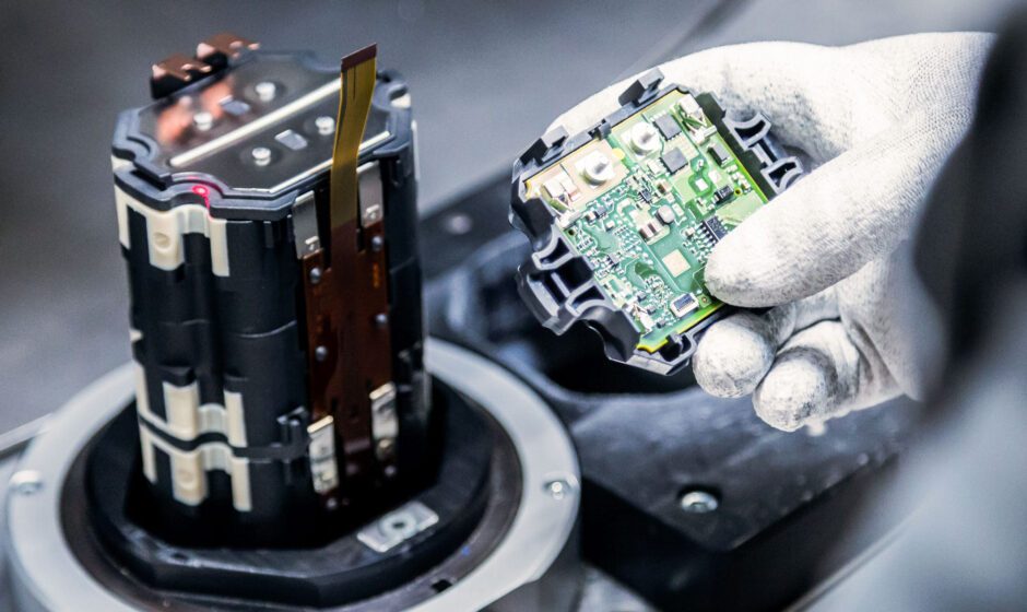Batterie Management System beim Einbau